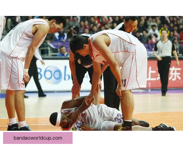 西卡因摊手抱怨裁判判罚吃到第二个技术犯规被驱逐出场