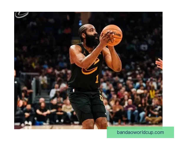 哈登关键时刻挺身而出率队六人得分上双锁定胜利