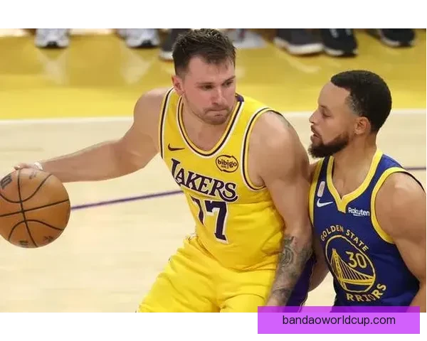 东契奇砍40+准三双刷新纪录 詹姆斯关键表现助球队取胜