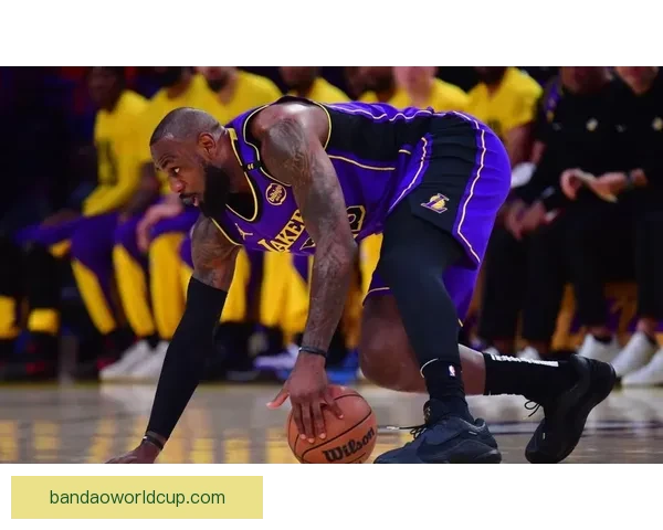 湖人遭重创东契奇里夫斯赛季报销詹姆斯单核迎接首轮三选一挑战